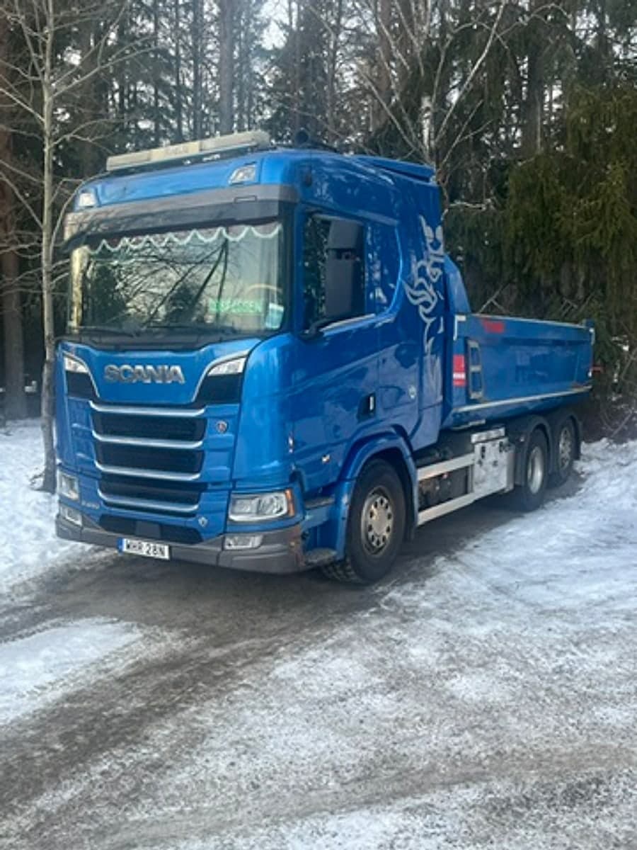 MV Åkeris blå Scania med tippflak en vinterdag